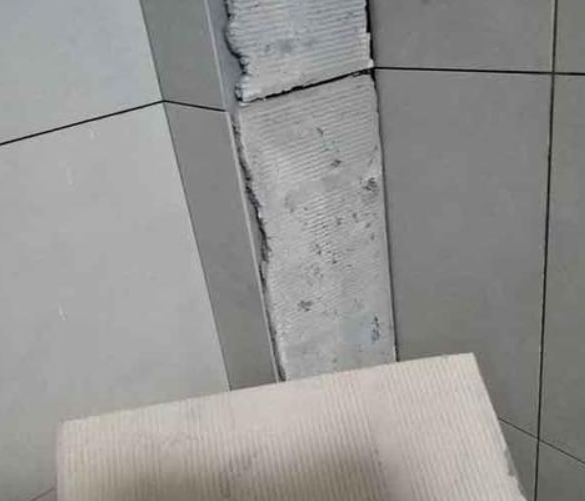阜新市瓷砖空鼓维修公司分享下厨房瓷砖脱落的补救措施。